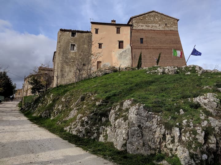 L'ingresso al borgo di Precicchie