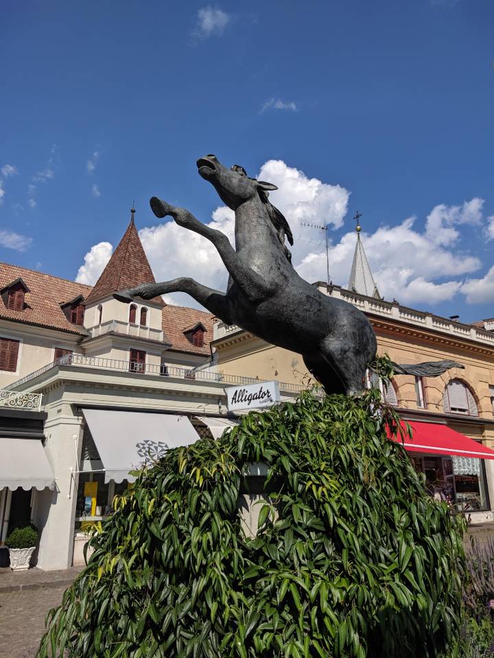 Statua di un cavallo nella passeggiata d'Inverno