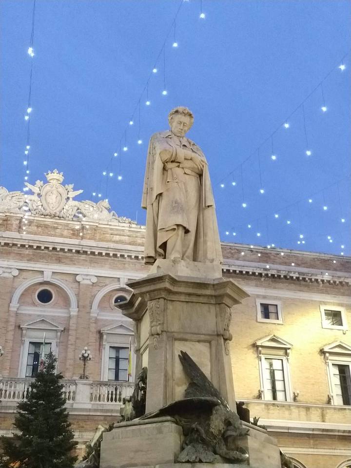 Statua Giacomo Leopardi