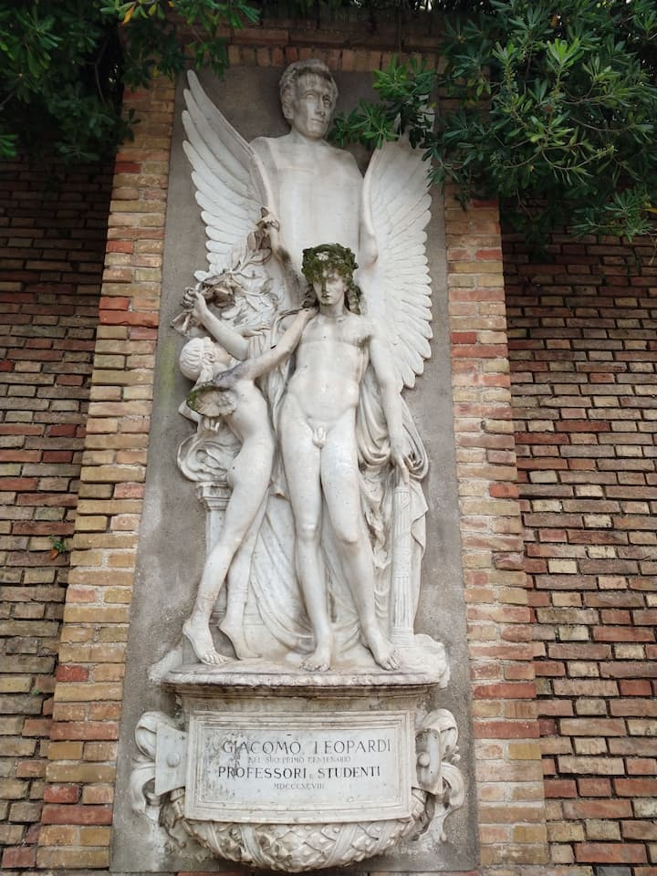 Statua di Leopardi vicino al Centro Nazionale di Studi Leopardiani