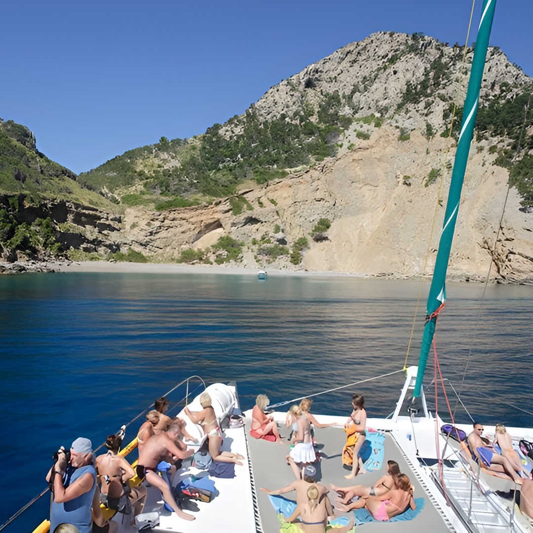 Crucero en catamarán por Mallorca con vistas panorámicas y BBQ en Mallorca