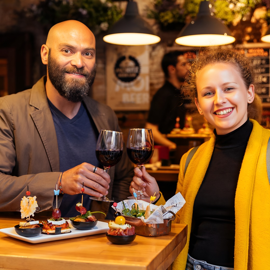 Recorrido privado con tapas y vinos con un guía local en Barcelona