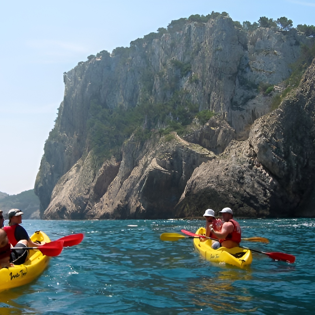 Experiencia privada en kayak por la Costa Brava con snorkel desde Barcelona