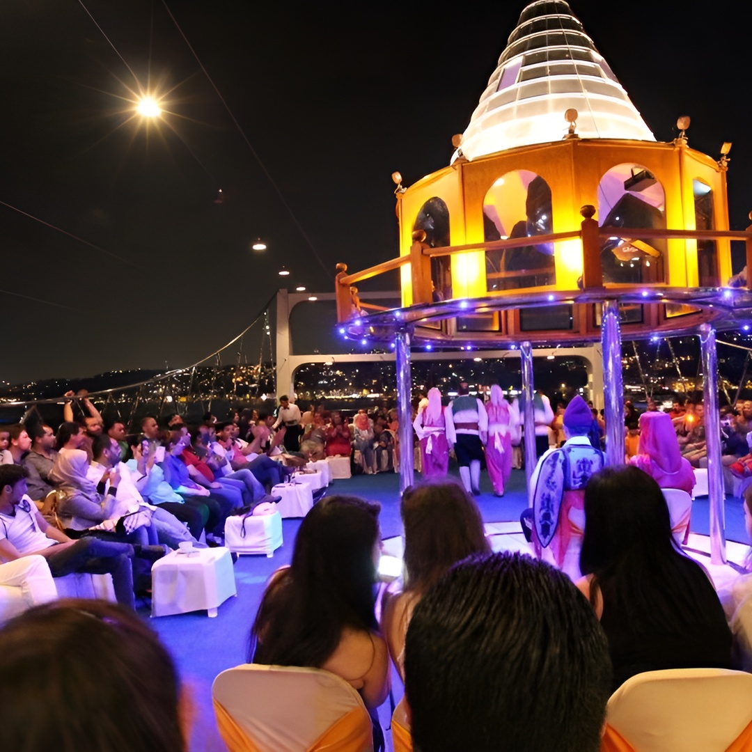 Bosphorus Night Cruise: Middag, drikkevarer og hotel afhentning