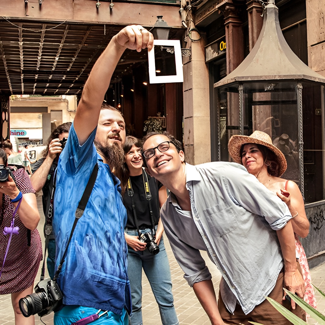 Recorrido fotográfico privado a pie con un local en Barcelona