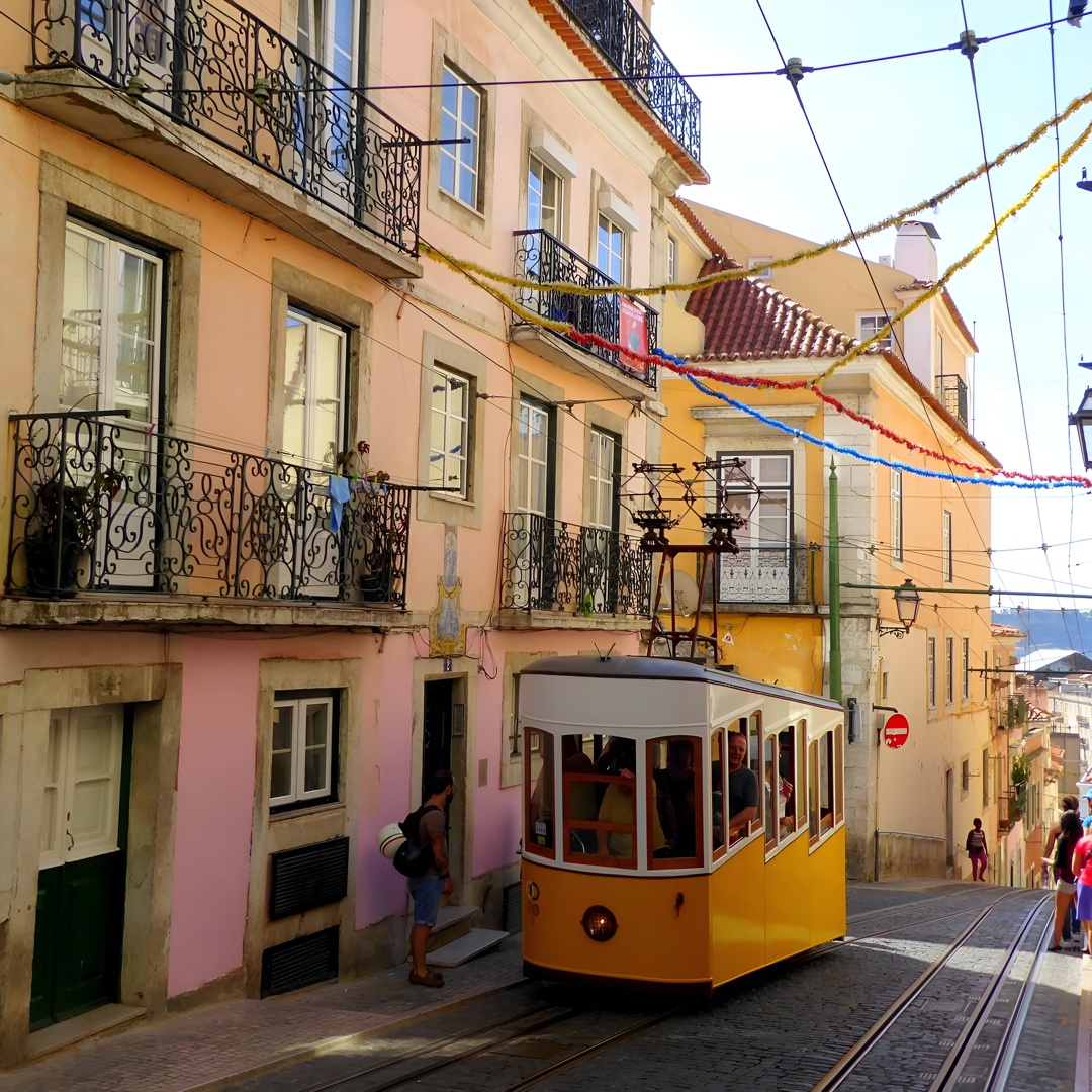Traslado privado desde Santiago de Compostela a Lisboa + 2h de turismo en Santiago de Compostela