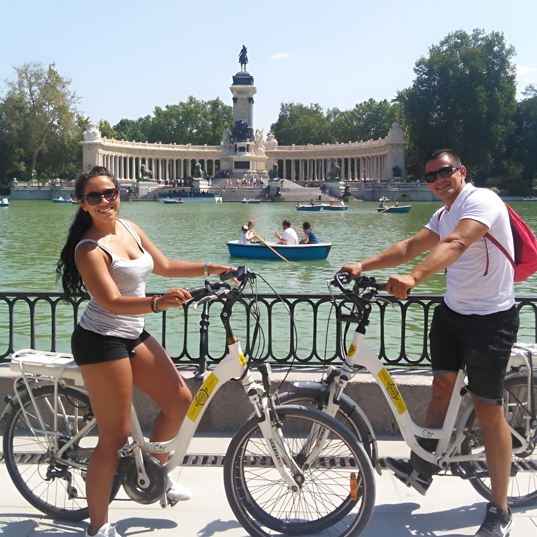 Parque del Retiro y Barrio de las Letras en bicicleta. en Madrid