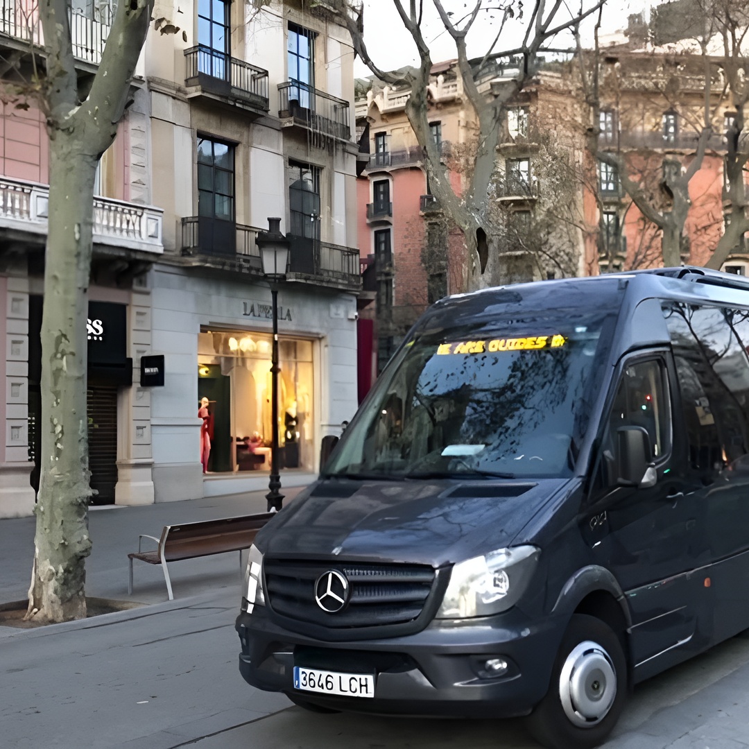Traslado privado desde la ciudad de Barcelona al aeropuerto para un grupo de hasta 15 personas en Barcelona
