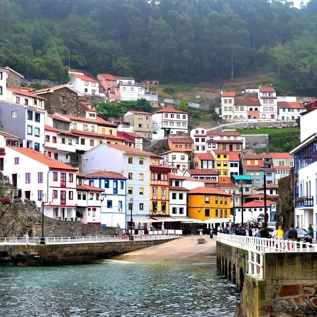 Excursión privada de día completo a Cudillero y Luarca desde Gijón