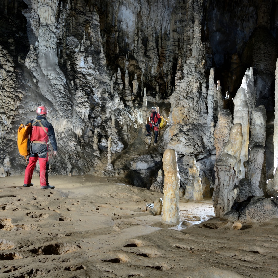 Espeleología de Medio día en Cueva de Coventosa en Cantabria