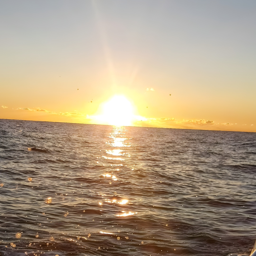 Atardecer en barco en Marbella