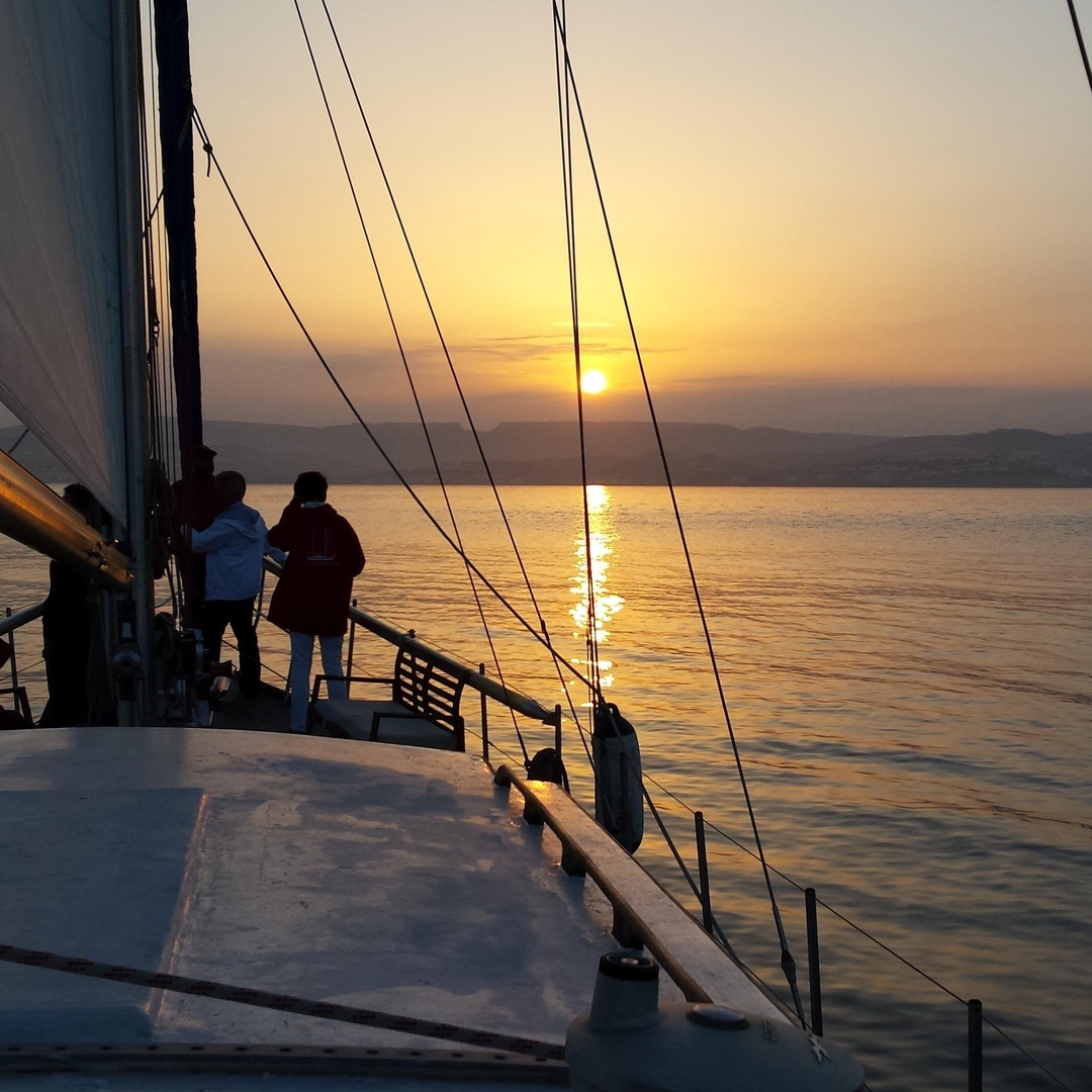 Experiencia de Navegación al Atardecer en Estepona en Marbella