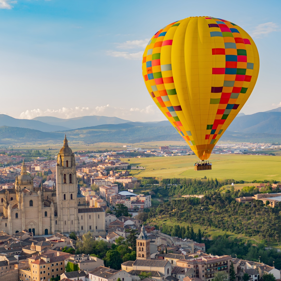 Paseo en globo aerostático sobre Segovia con transporte opcional desde Madrid en Segovia