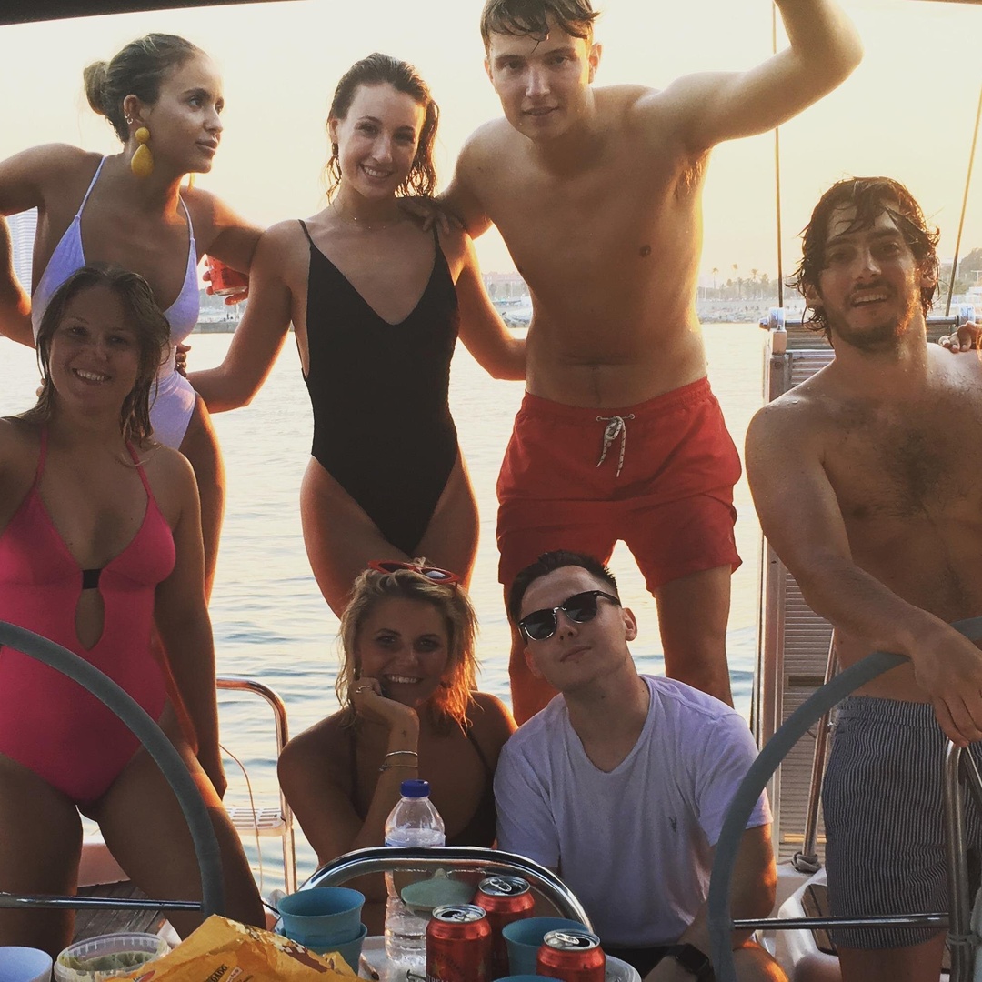 Barcelona Tour privado en barco de 2 horas con cava y aperitivos en Barcelona