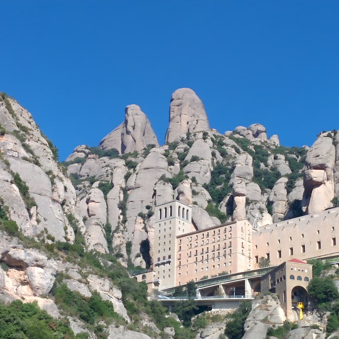 Excursión privada de día completo a Montserrat en tren + teleférico y/o cremallera en Barcelona