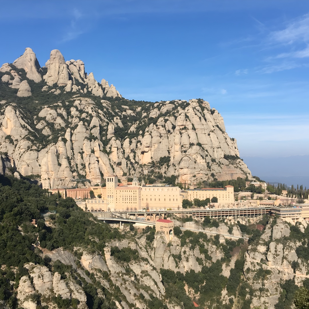 Monasterio de Montserrat y senderismo de medio día por la montaña desde Barcelona