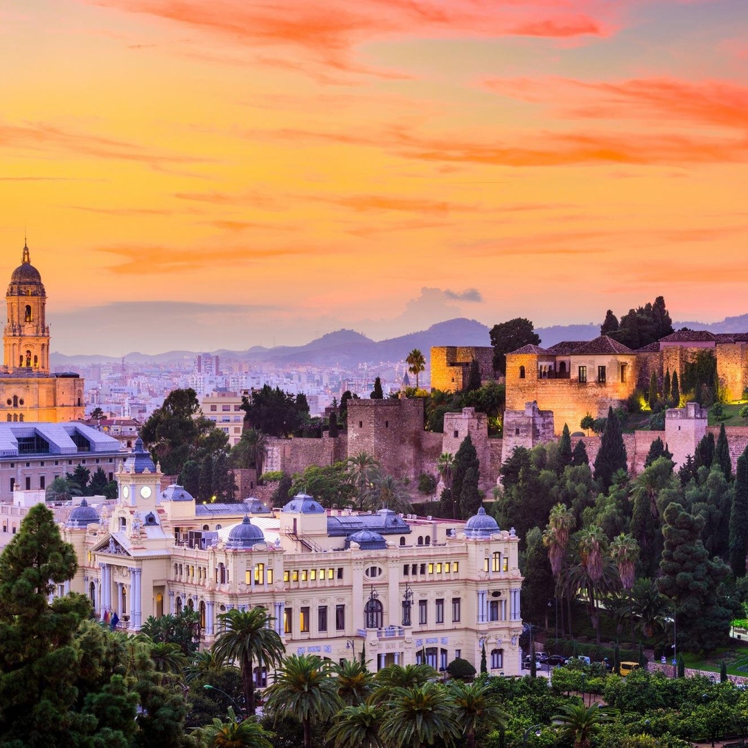 Málaga búsqueda del tesoro & Highlights tour a pie autoguiado