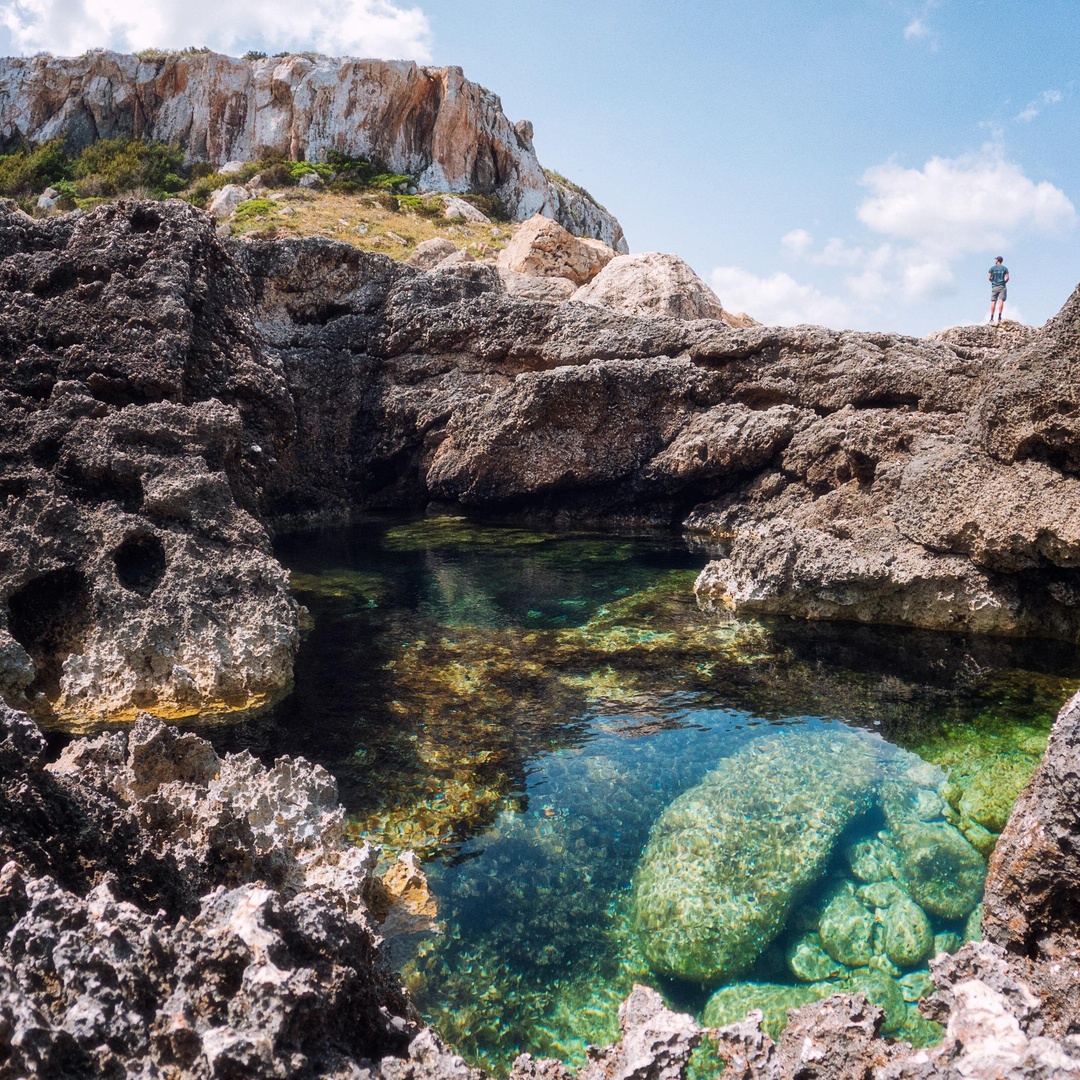 Explora la Ibiza secreta: rutas de senderismo con guías locales