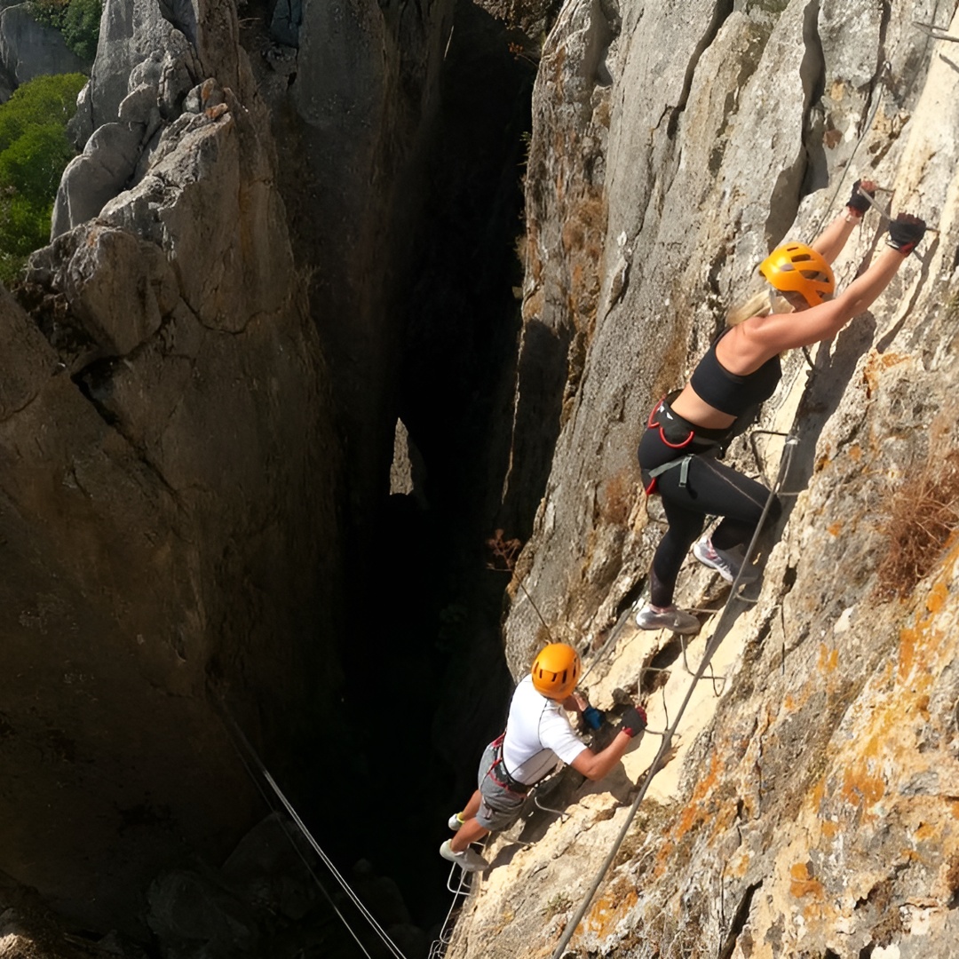 Desde Estepona: Aventura guiada de Vía Ferrata en Benalauría en Marbella