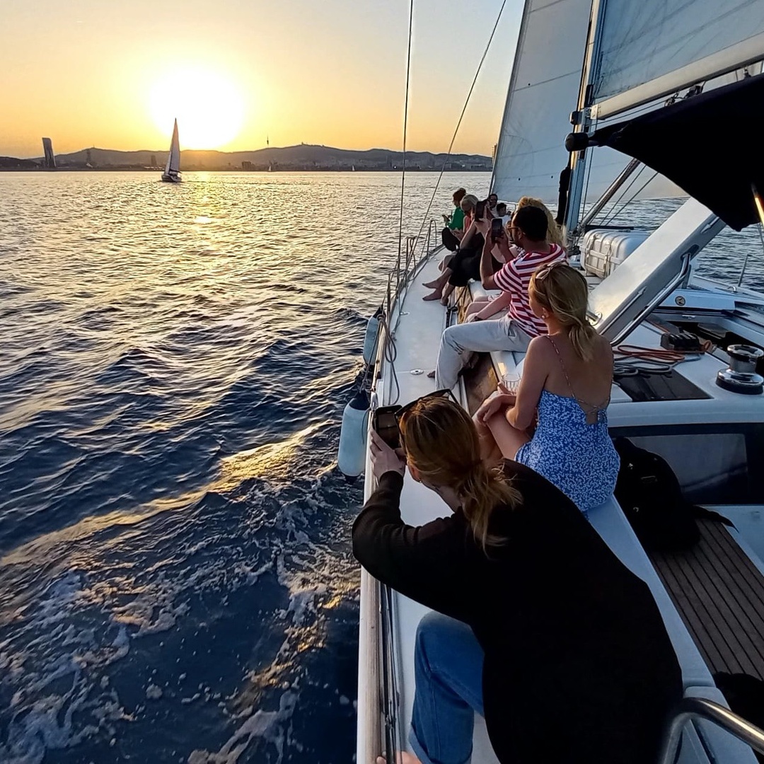 Paseo en Velero atardecer Barcelona, grupo reducido, barra libre en Barcelona