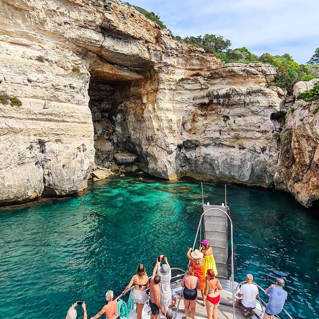 Excursión en barco durante todo el día, comida y traslado incluidos. en Menorca