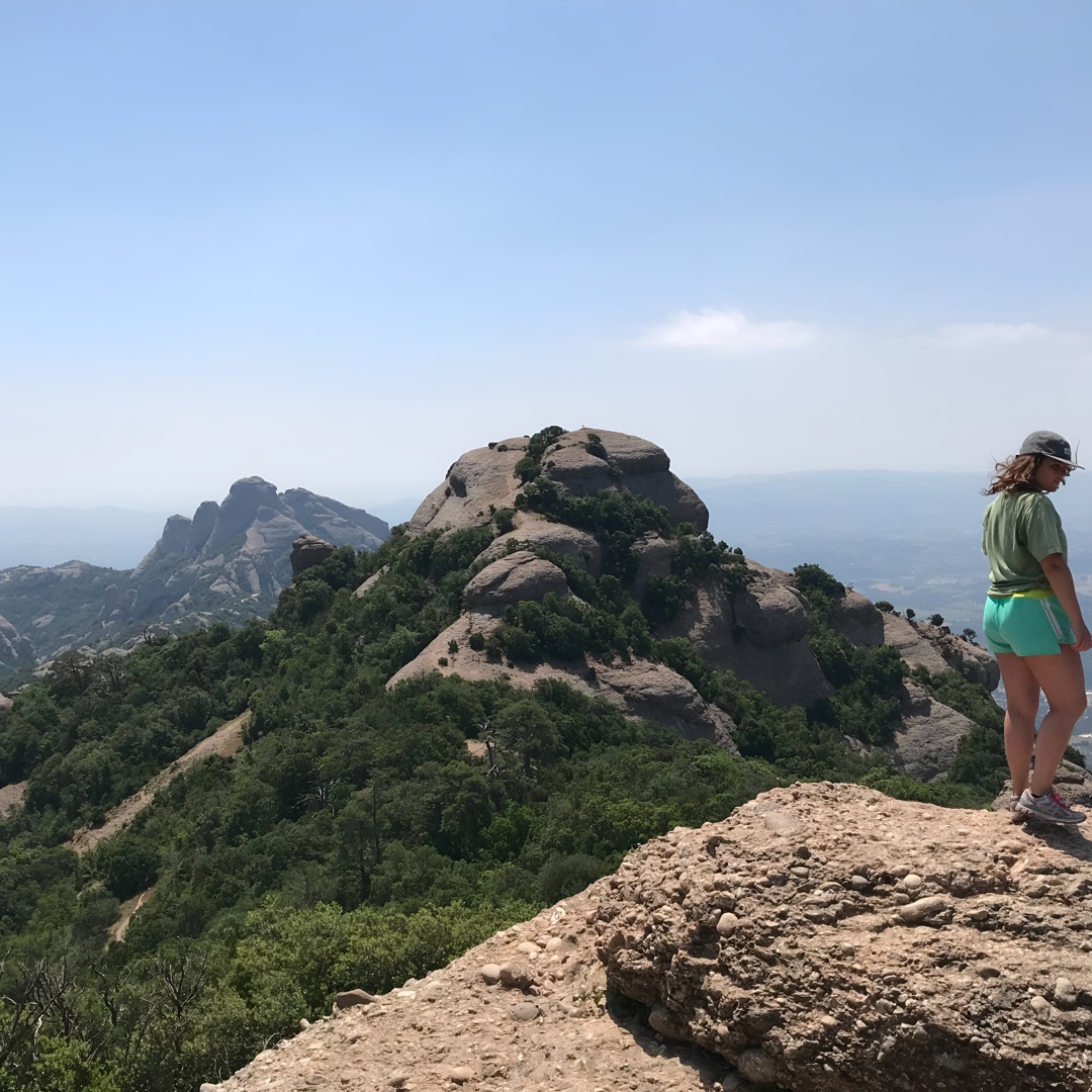 Excursión de senderismo por la montaña de Montserrat a Sant Jeroni, grupo pequeño en Barcelona