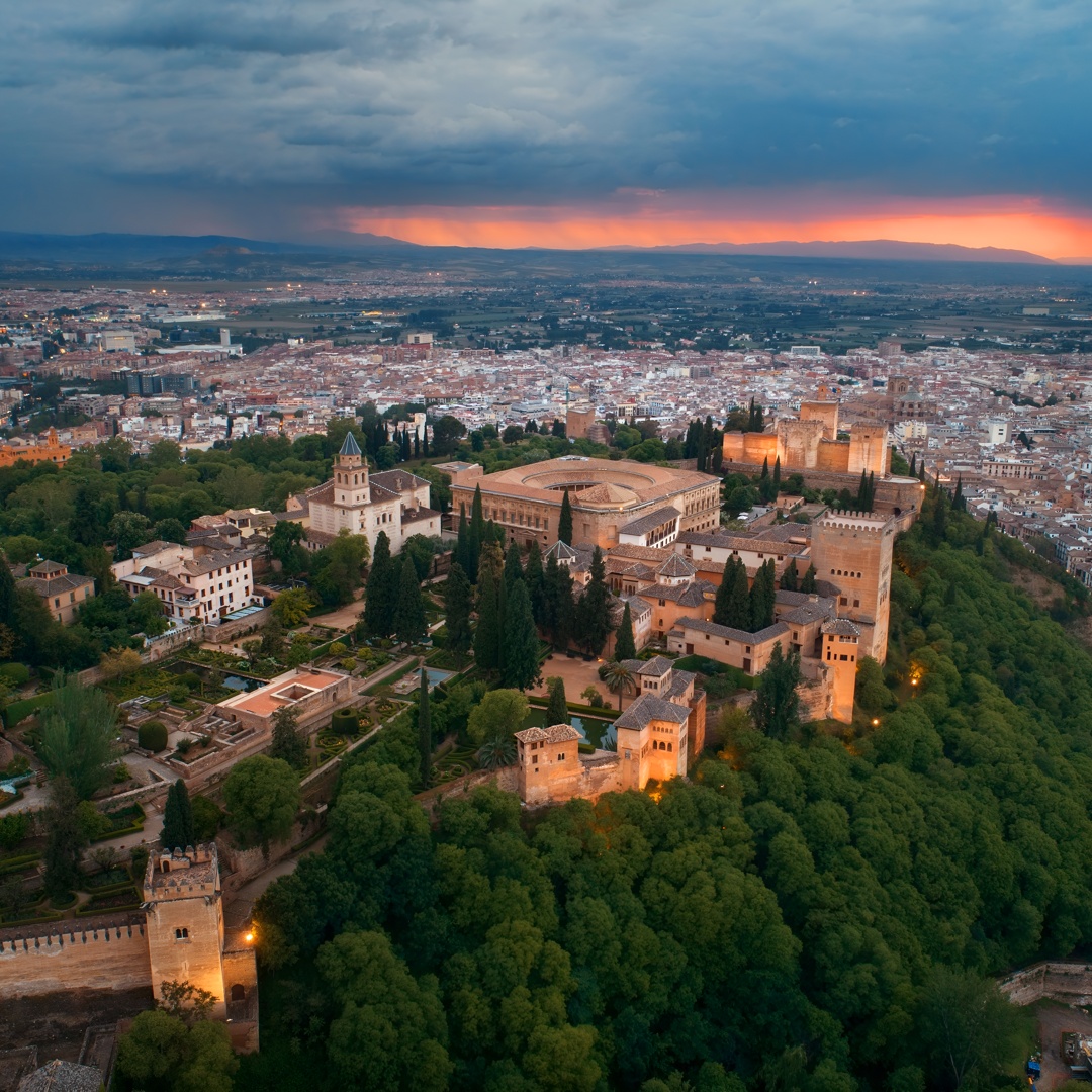 Visita Guiada Privada a la Alhambra con Entradas a los Monumentos de la Ciudad