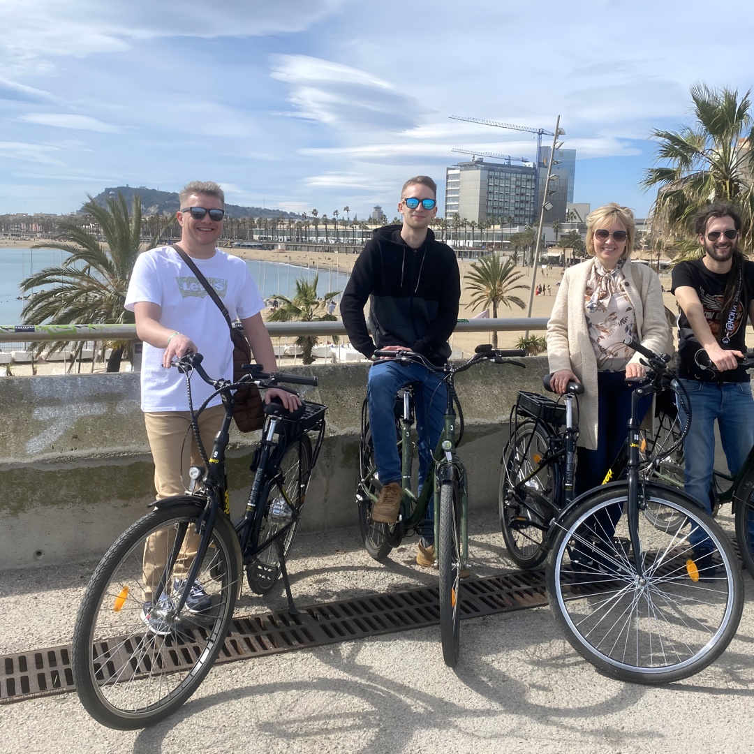 Lo mejor de Barcelona: Tour privado de medio día en bicicleta eléctrica. en Barcelona