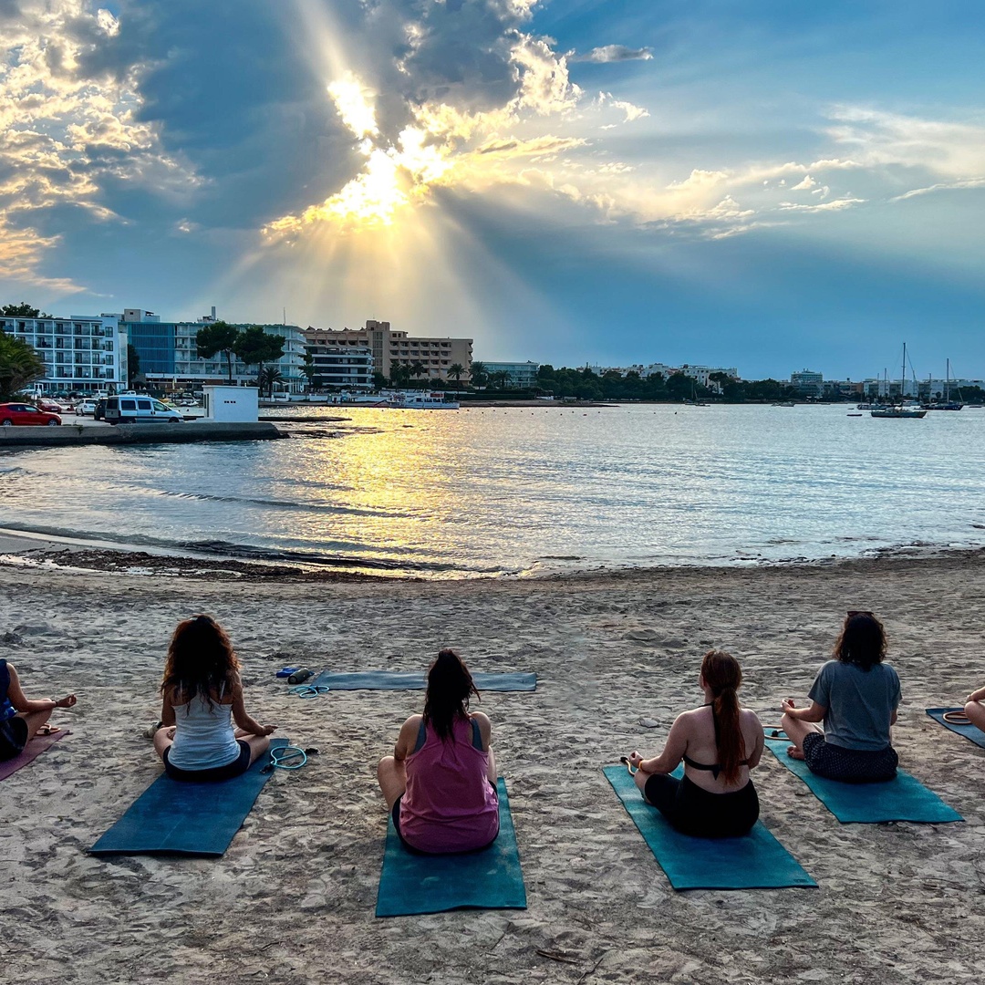 Yoga en la playa en la bahía de San Antonio – Clases de mañana y atardecer en Ibiza