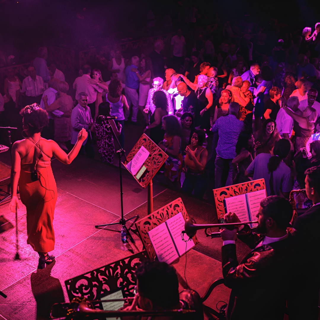 Entrada para bailes de salón con orquesta en vivo en Carrer del Tigre en Barcelona