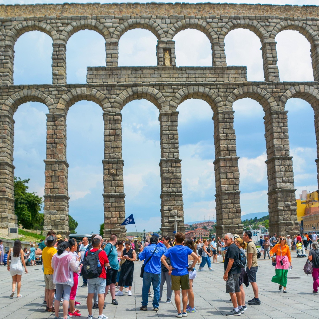 Desde Madrid: tour a Toledo y Segovia con almuerzo y entradas en Madrid