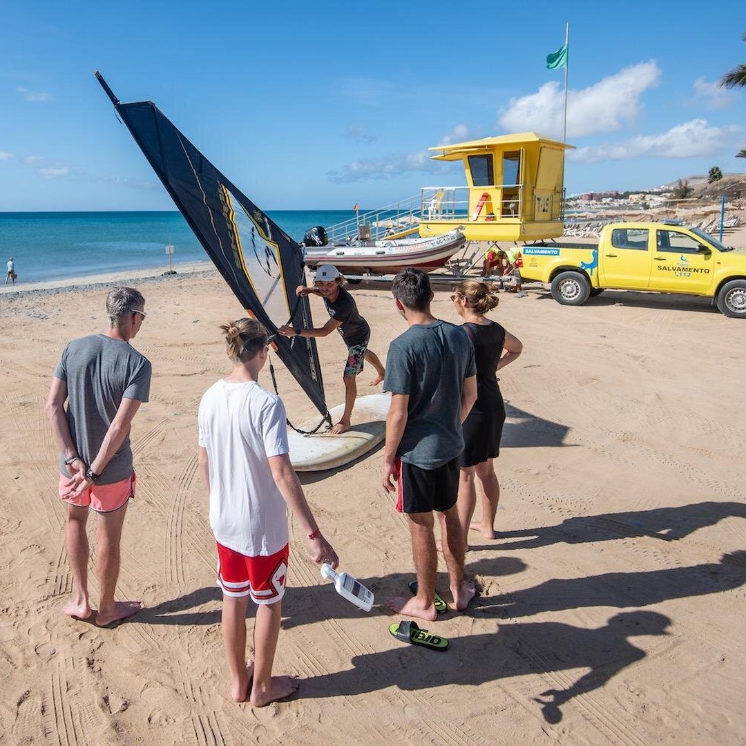 Aprende a hacer windsurf en la preciosa bahía de Costa Calma en Fuerteventura