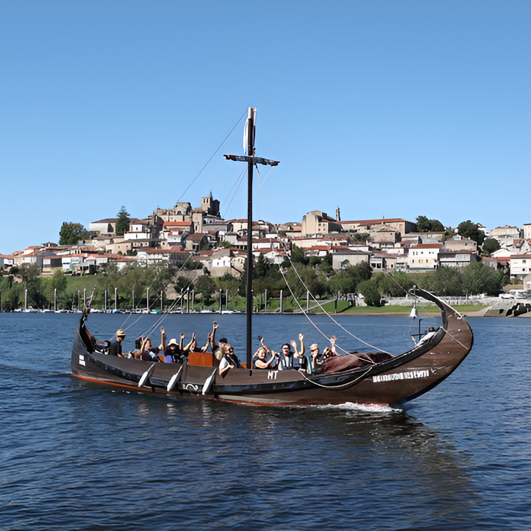 Paseo en Barco por el Río Miño Navegando entre Murallas