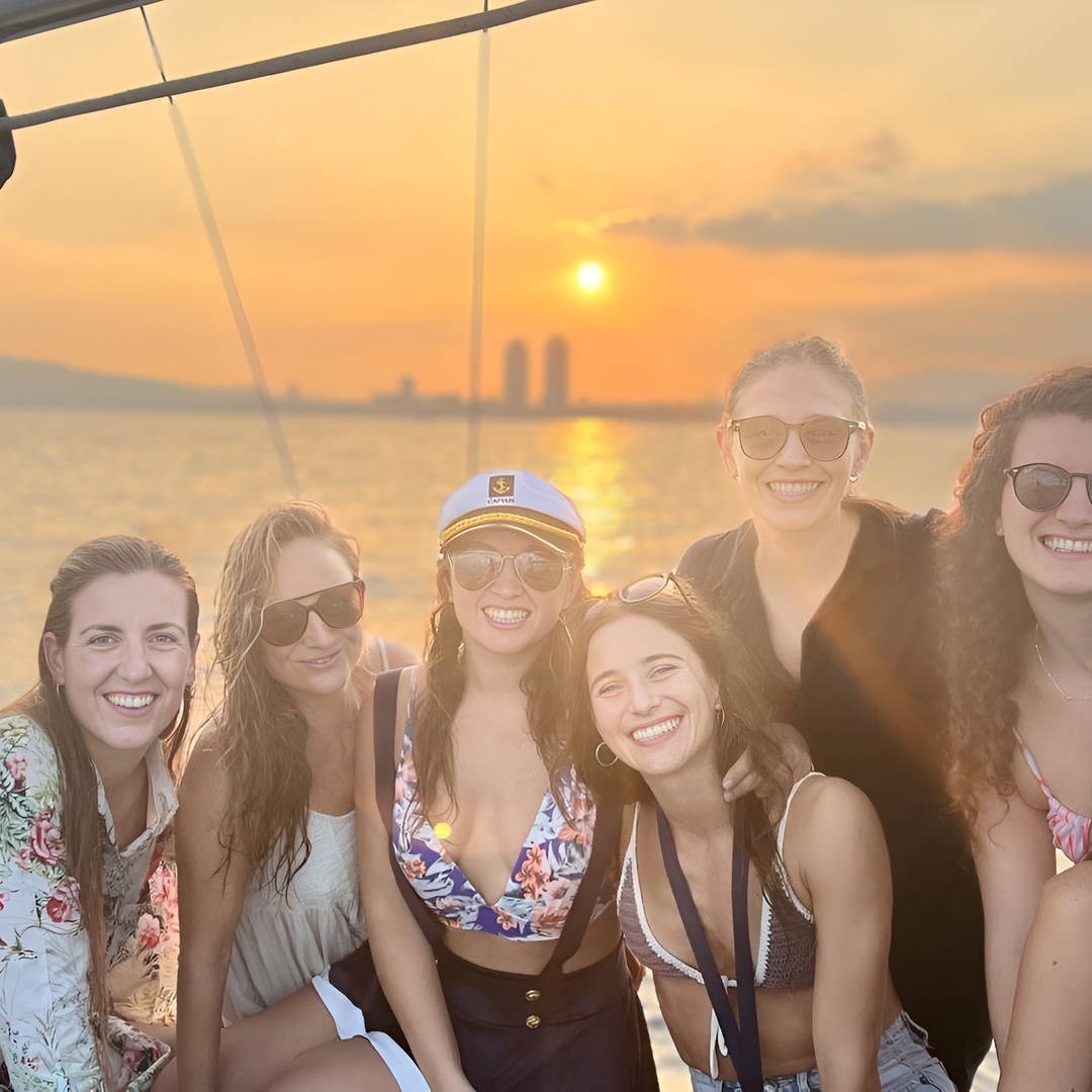 2H Barcelona Coastal Sailing (barra libre, aperitivos, parada de natación)