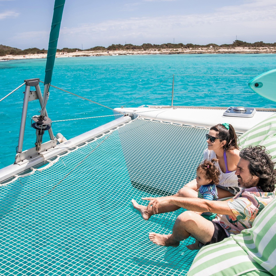 Excursión en catamarán para grupos pequeños a Formentera e Ibiza