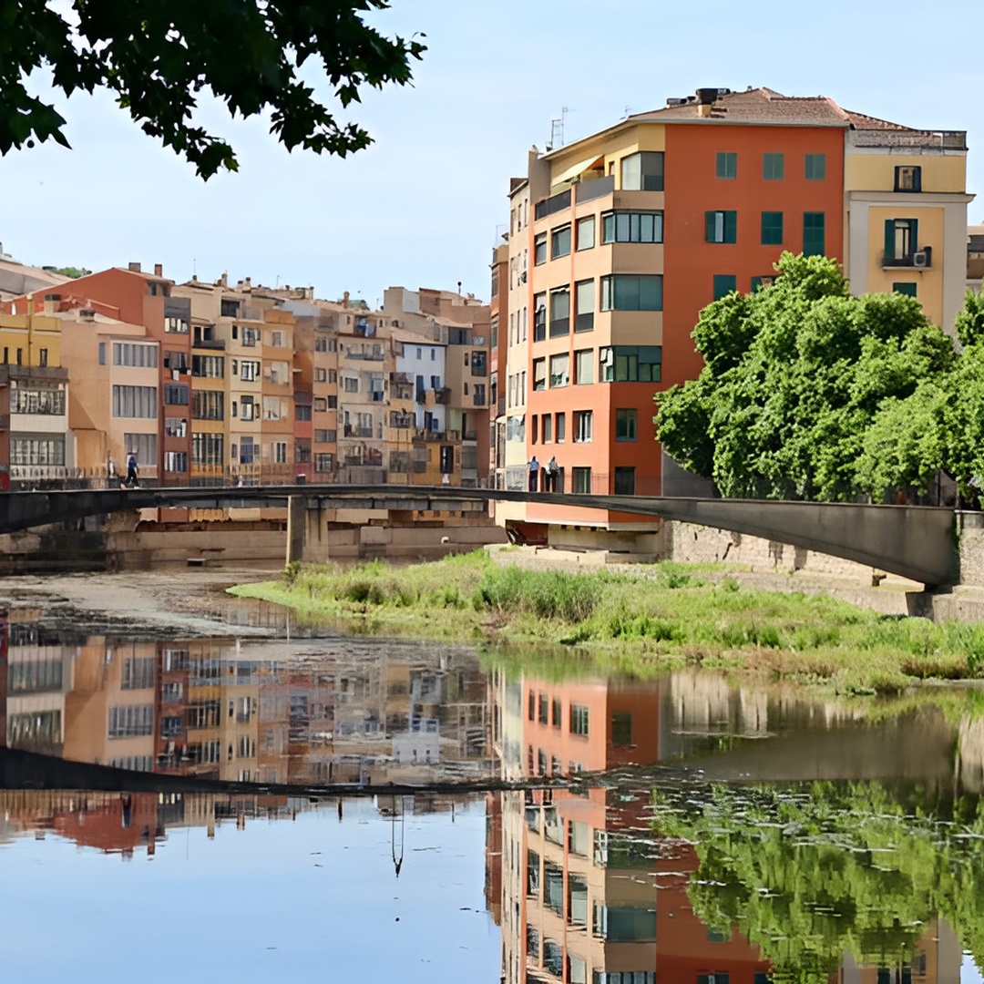 Tour a pie por Girona : Explora los principales lugares de interés y joyas ocultas en Girona