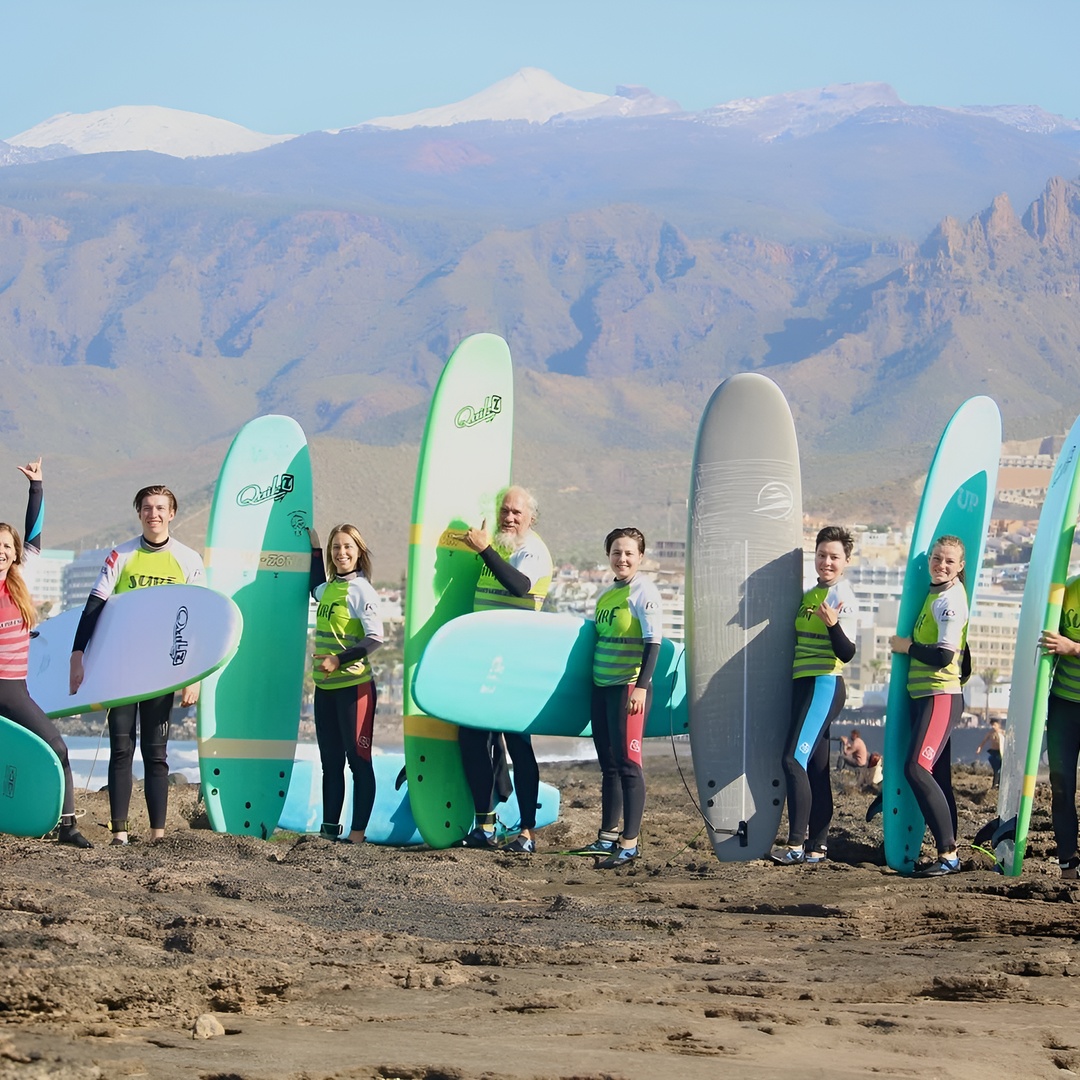 Clase de surf en grupo en Playa de las Américas, Tenerife en Tenerife