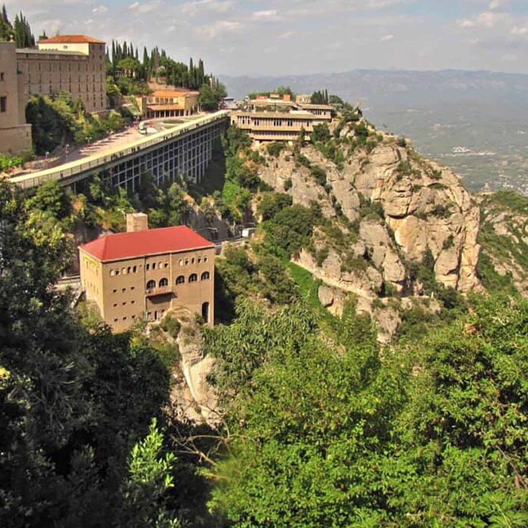 Excursión de un día a Montserrat desde Barcelona con tren de engranajes + ebook en Barcelona