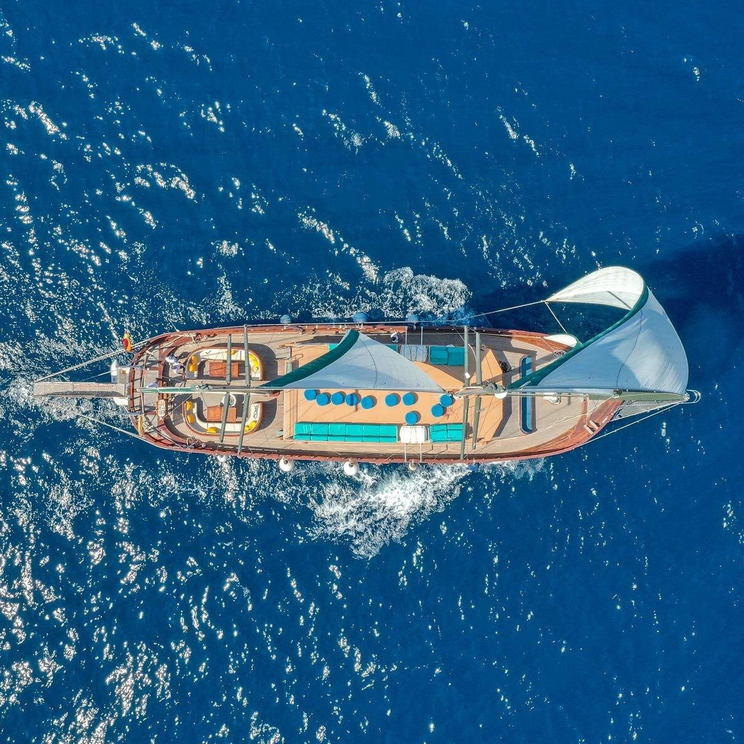 Crucero en barco por Barcelona con bebidas en Barcelona