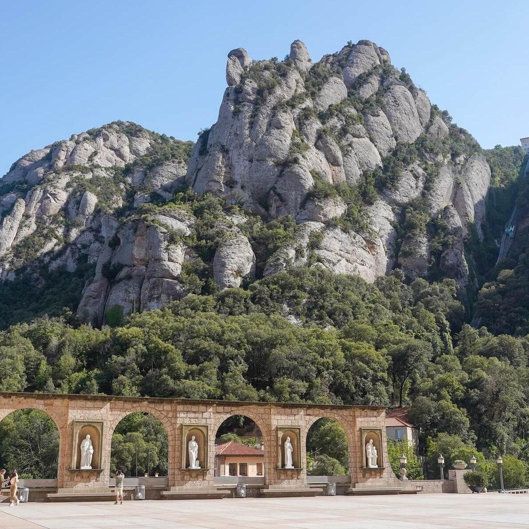 Montserrat con tren de ruedas dentadas y acceso prioritario a Madonna negra en Barcelona