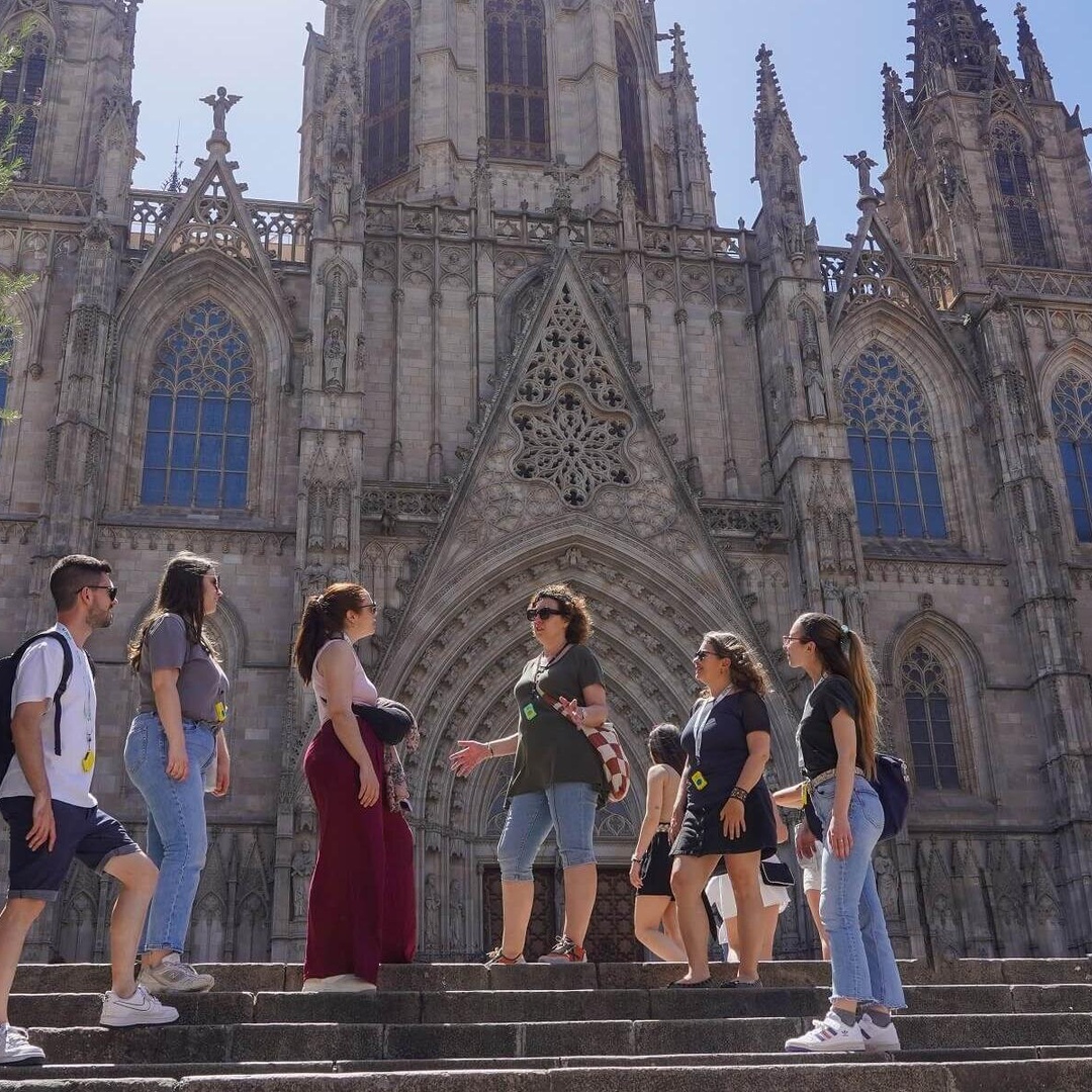 Barcelona y Montserrat panorámicas con tren de ruedas dentadas en Barcelona
