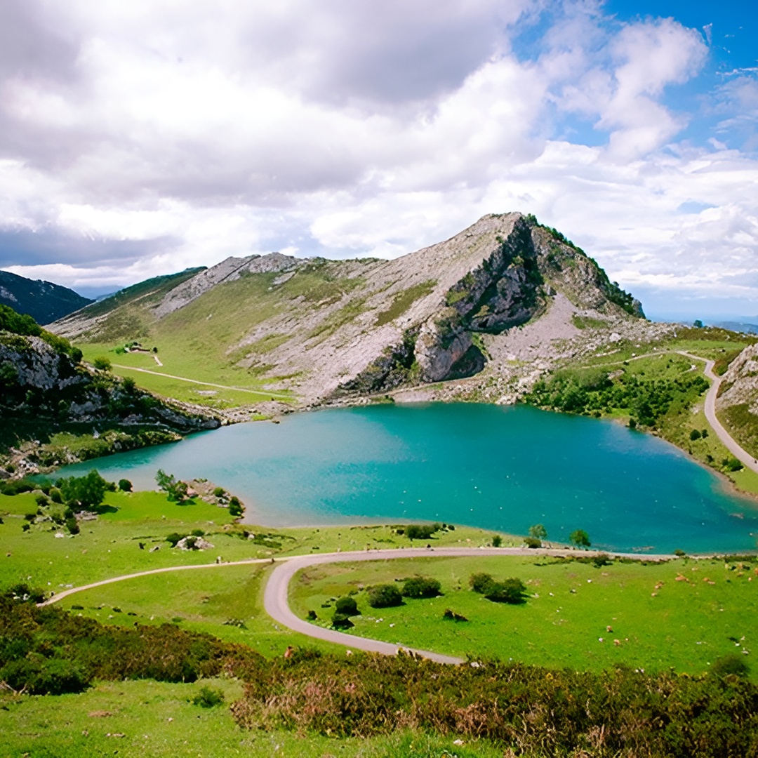 Lagos de Covadonga, Santuario y Cangas de Onís desde Santander