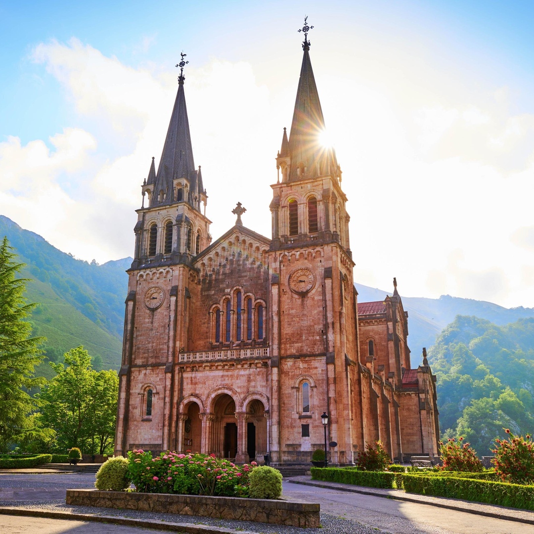 Tour a Lagos de Covadonga, Cangas de Onís y Lastres desde Gijón