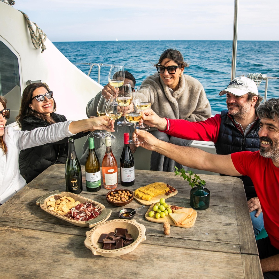 Barcelona : Cata Privada Premium de Vinos & Tapas en un Catamarán en Barcelona
