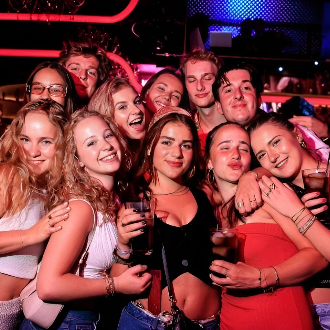 3 bares Pub Crawl + entrada VIP Club y 3 tiros gratis