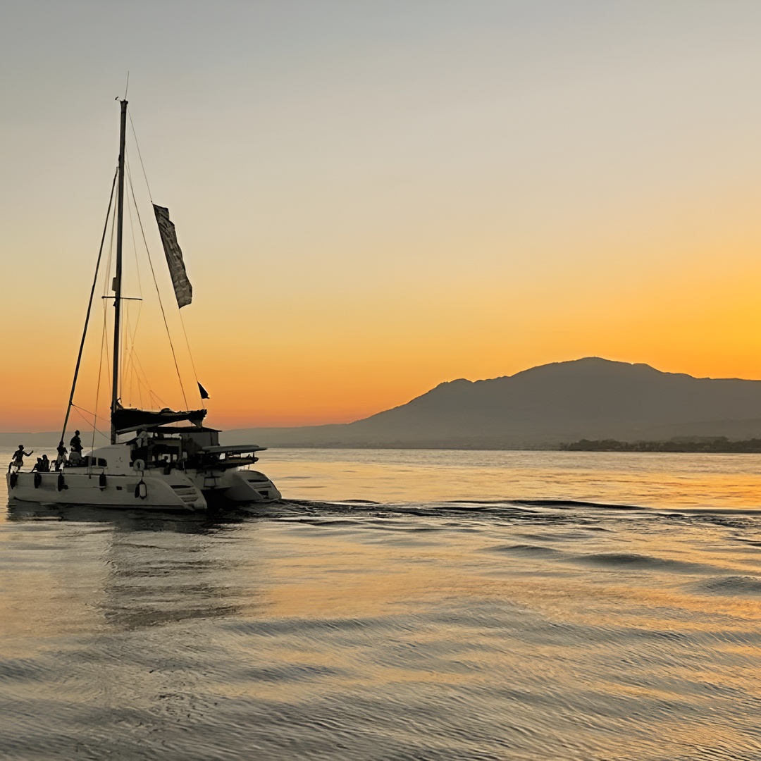 Marbella: Crucero al atardecer en catamarán con aperitivos y bebidas