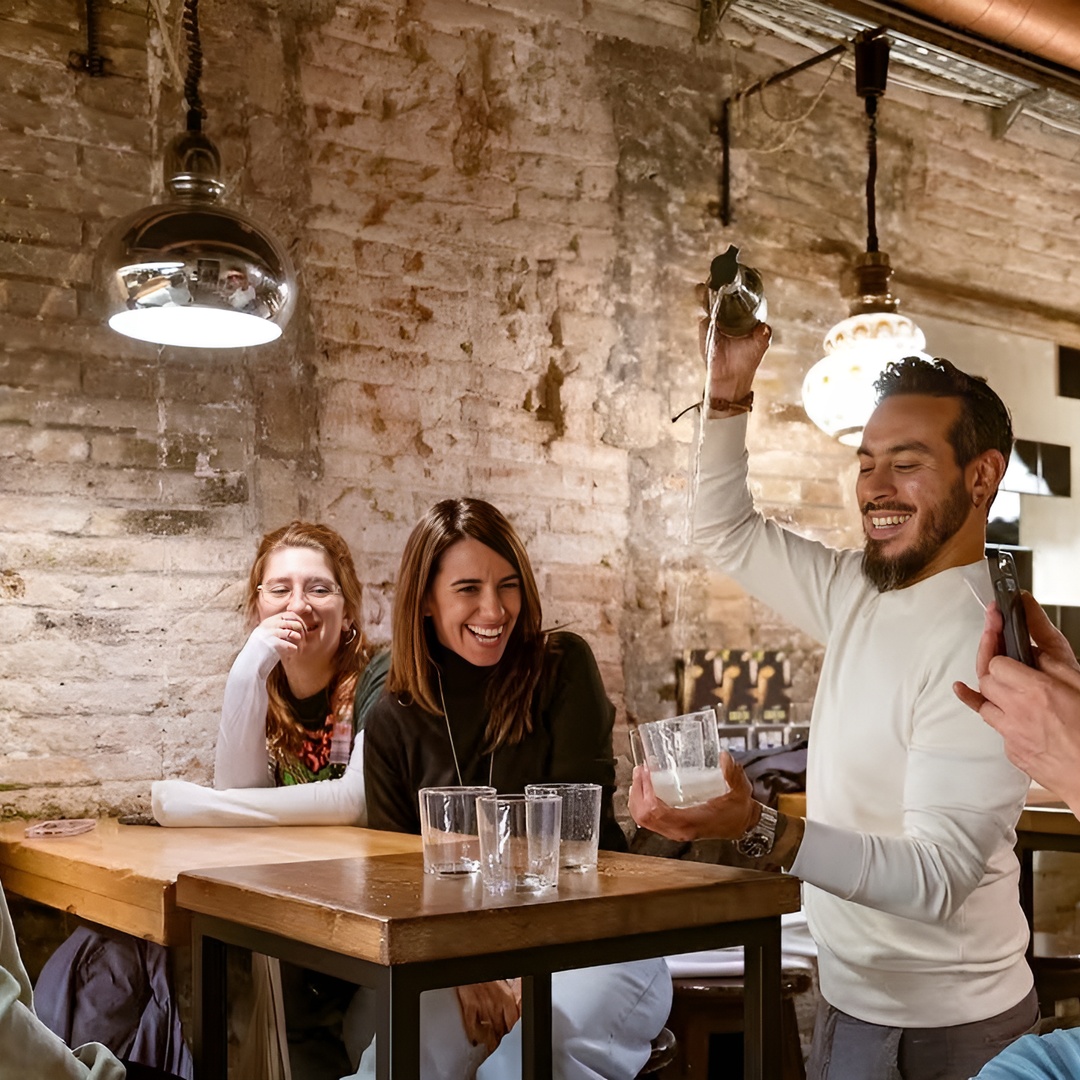 Barcelona Español Tour de vinos y tapas en un barrio local en Barcelona