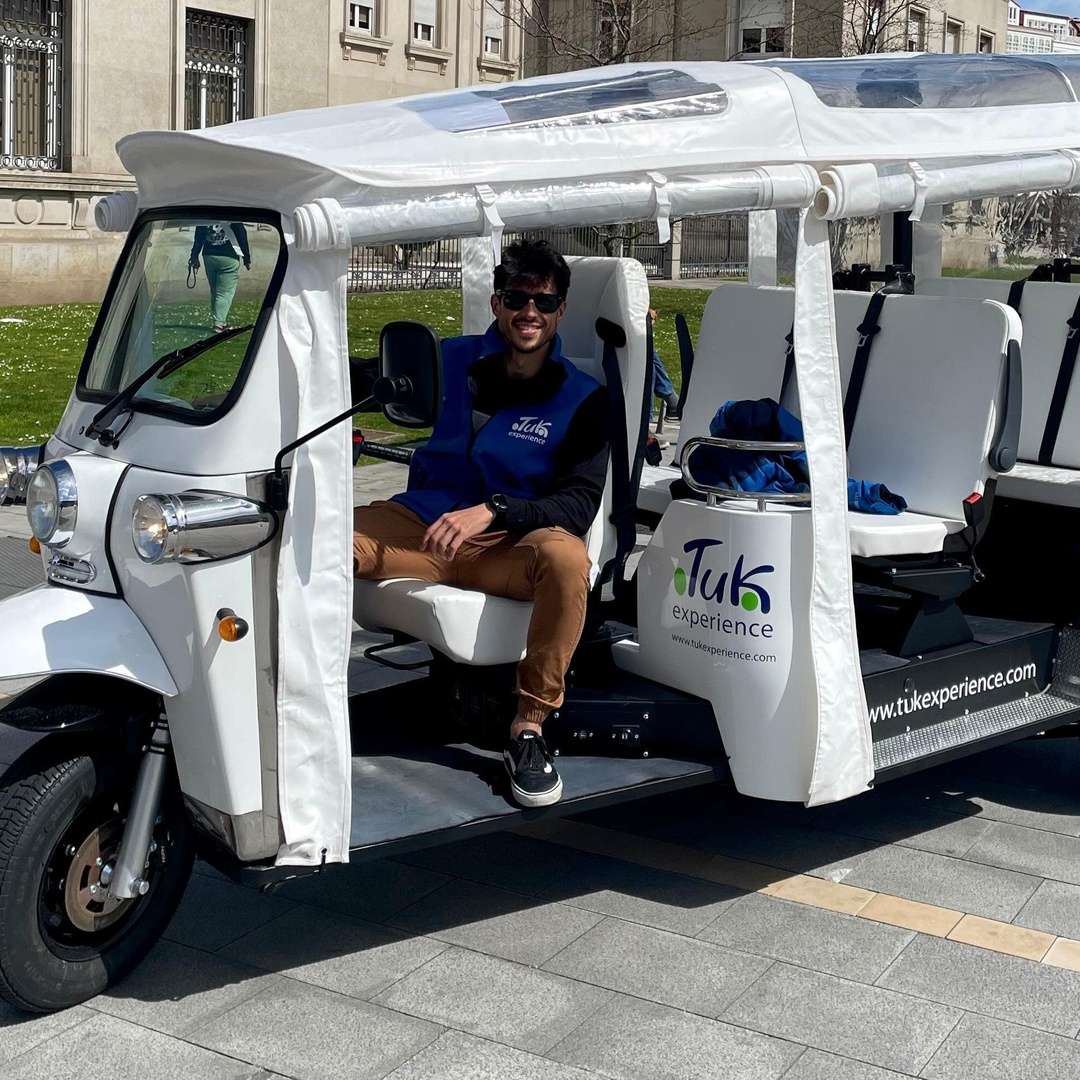 Descubre Coruña Tour Privado de 1 hora en Tuk tuk en A Coruña