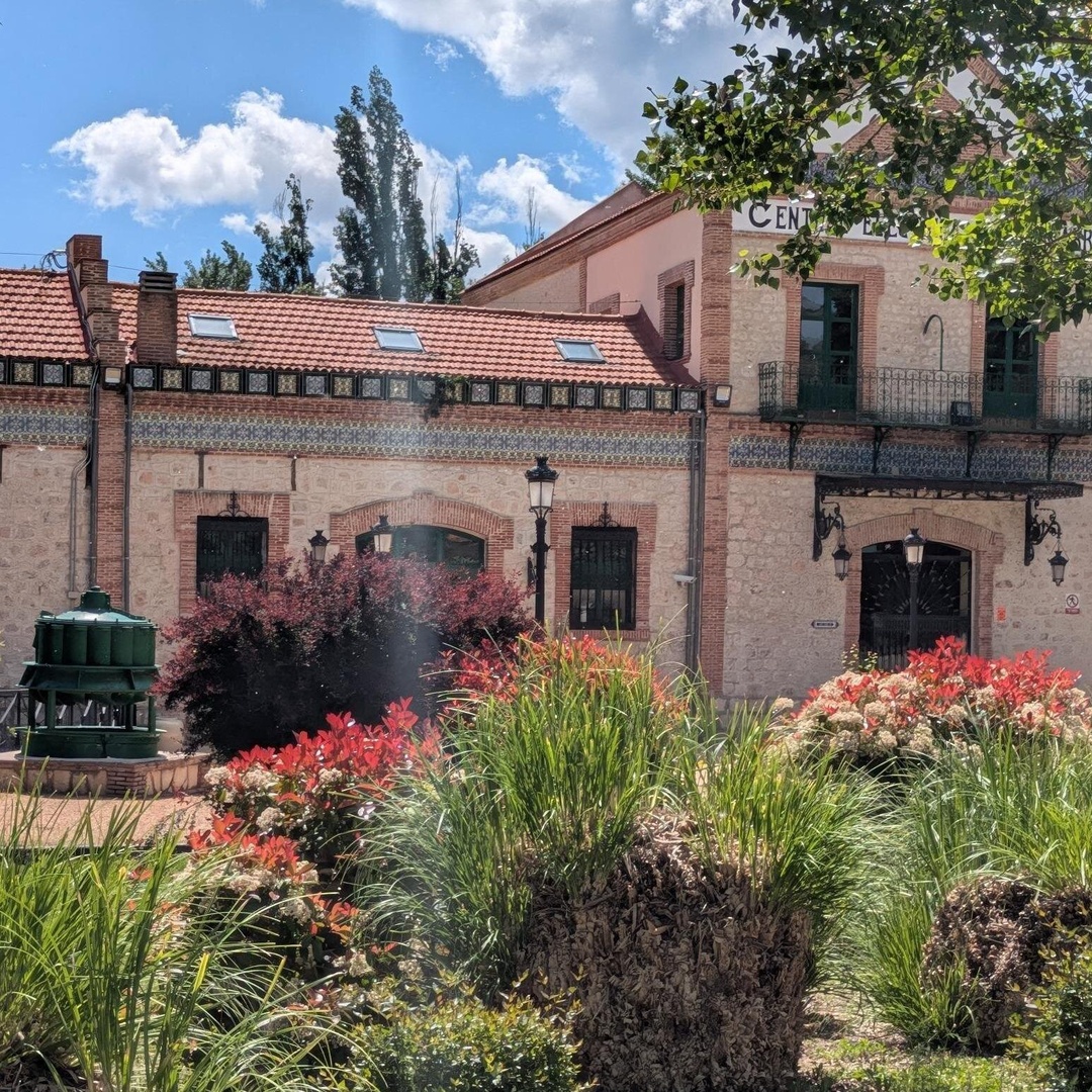 Almuerzo en el Valle Oculto y la Cascada de la Bodega Subterránea Cerca de Madrid en Madrid