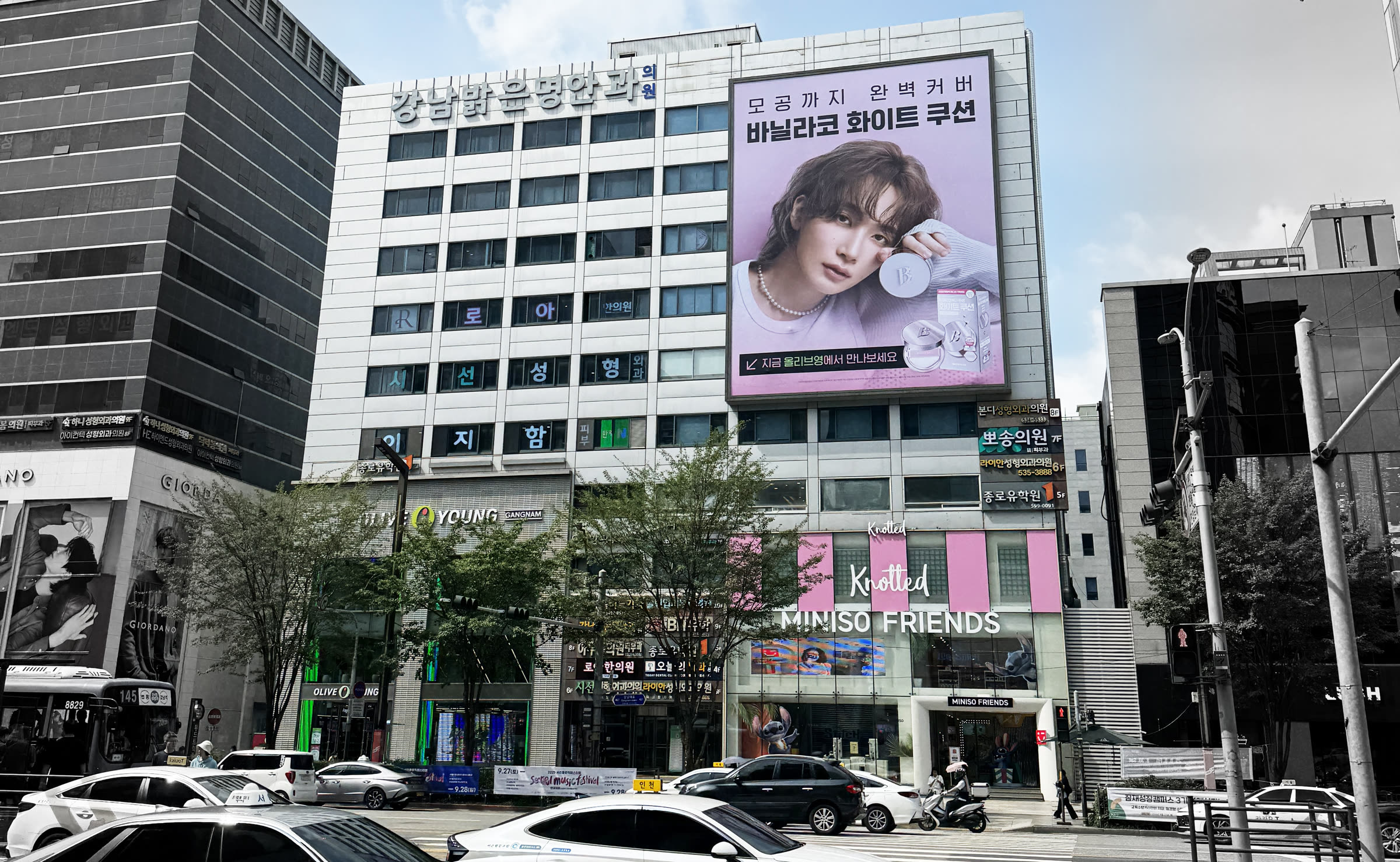 강남 대로변 대형 빌딩을 채운 브랜드 옥외광고